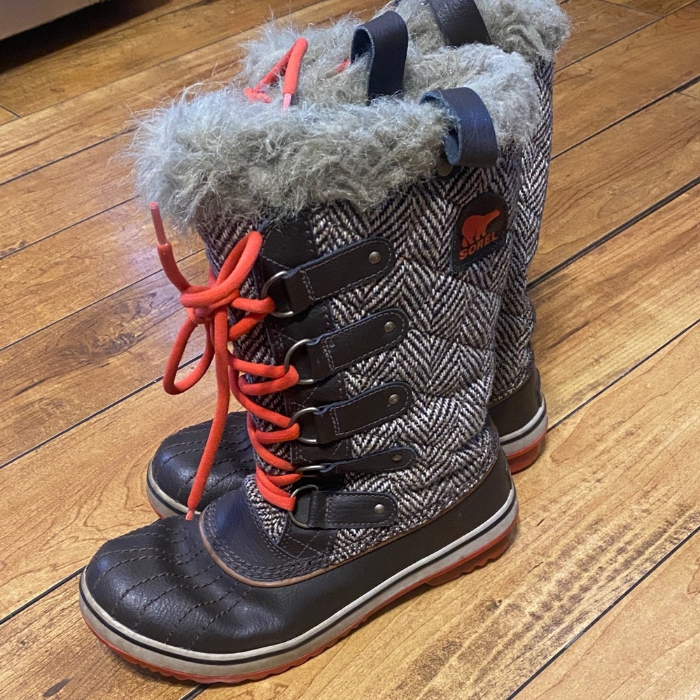 Sorel Women's Gray Herringbone Winter Boots with Faux Fur and Red Laces